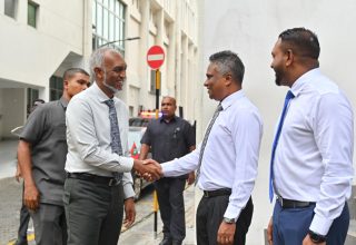 ރައީސް ޑރ. މުހައްމަދު މުއިއްޒު މާލޭ ސިޓީ ކައުންސިލްގެ އިދާރާއަށް ވަޑައިގަތުމުން މާލޭގެ މޭޔަރު އާދަމް އާޒިމް އެމަނިކުފާނާ ސަލާންކުރައްވަނީ/ ފޮޓޯ: މިހާރު