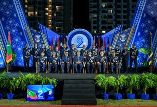 ފުލުހުންގެ 92 ވަނަ އަހަރީ ދުވަސް ފާހަގަކުރުމުގެ ގޮތުން ހުޅުމާލެ ސިންތެޓިކް ޓްރެކްގައި ބޭއްވި ރަސްމީ ޖަލްސާގައި ރައީސް މުއިއްޒު ފުލުހުންގެ އިސްވެރިންނާ އެކު ގުރޫޕު ފޮޓޯއެއް ނަންގަވަނީ.--- ފޮޓޯ: ރައީސް އޮފީސް