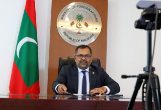 ވޮއިސް އޮފް ގްލޯބަލް ސައުތު ސަމިޓްގެ ހާރިޖީ ވަޒީރުންގެ ބައްދަލުވުމުގައި މިނިސްޓަރ ޒަމީރު ތަގުރީރުކުރައްވަނީ. --ފޮޓޯ: ފޮރިން މިނިސްޓްރީ