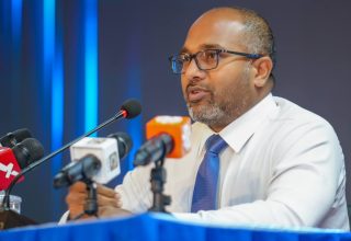 ހޯމްލޭންޑް މިނިސްޓަރު އިހުސާން މައުލޫމާތު ދެއްވަނީ. --ފޮޓޯ: ހޯމްލޭންޑް މިނިސްޓްރީ
