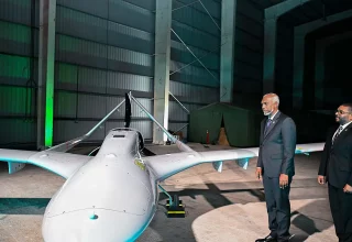 ޑްރޯން ހިދުމަތް ތައާރަފް ކުރުމަށް ބޭއްވި ރަސްމިއްޔާތުގައި ރައީސް މުއިއްޒު އަދި ގައްސާން/ ފޮޓޯ: ރައީސް އޮފީސް