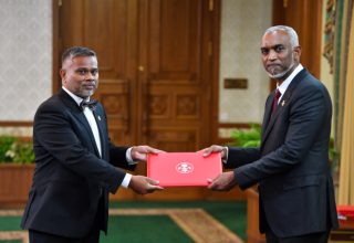 ރައީސް އަދި އައްބާސް: ފޮޓޯ/ ރައީސް އޮފީސް