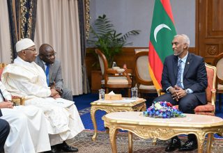 އޯ.އައި.ސީގެ ސެކްރެޓަރީ ޖެނެރަލް، ހިޒް އެކްސެލަންސީ ހިސެން ބްރާހިމް ޠާހާ، ރައީސުލްޖުމްހޫރިއްޔާ އާއި ބައްދަލުކުރެއްވުން