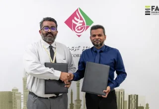 ހައްޖު ކޯޕަރޭޝަންގެ ހައުސިން މަޝްރޫއުގެ ޑިޒައިންގެ މަސައްކަތް އެފްޑީސީއާ ހަވާލުކުރަން ސެޕްޓެމްބަރު، 2024 ގައި ބޭއްވި ރަސްމިއްޔާތުގައި ހައްޖު ކޯޕަރޭޝަންގެ އޭރުގެ އެމްޑީ މުހައްމަދު ޝަކީލާއި އެފްޑީސީގެ އެމްޑީ ހަމްދާން ޝަކީލް އެއްބަސްވުން ބަދަލުކުރައްވަނީ.-- ފޮޓޯ: އެފްޑީސީ
