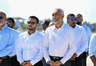 ރައީސް ޑރ. މުހައްމަދު މުއިއްޒާއި ހައުސިން މިނިސްޓަރ ޑރ. އަބްދުﷲ މުއްތަލިބު/ ފޮޓޯ: ރައީސް އޮފީސް