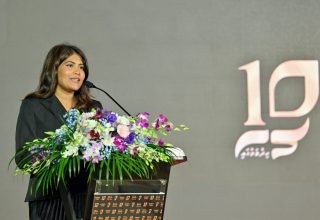 ސަންގުޓީވީގެ އަހަރީ ދުވަހުގެ ހަފްލާގައި ސަންގުޓީވީގެ ޑިރެކްޓަރ ލީނާޒް ހުސެއިން ވާހަކަފުޅުދެއްކެވުން --- ފޮޓޯ: ރައީސް އޮފީސް