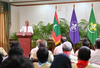 ދިވެހި ރާއްޖޭގެ ރައިސުލް ޖުމްހޫރިއްޔާ އަދި ޗީފް ސްކައުޓް، ޑރ. މުޙައްމަދު މުޢިއްޒު--- ފޮޓޯ: ރައިސް އޮފީސް