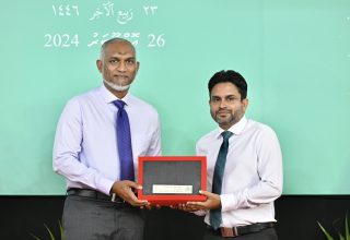ރައީސް ޑރ. މުހައްމަދު މުއިއްޒުގެ ބައްޕާފުޅު އަލްމަރުހޫމް ޝައިހް ހުސެއިން އަބްދުލްރަހްމާންގެ އަގުވަޒަން ކުރުމަށް ހައި ކޯޓުން އެވޯޑެއް އަރުވަނީ.-- ފޮޓޯ: ރައީސް އޮފީސް