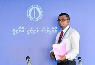 އެމްއެމްއޭގެ ގަވަރުނަރު މުނައްވަރު ނޫސްވެރިންނާ ބައްދަލުކުރެއްވުން .---ފޮޓޯ: ނިޝާން އަލީ| މިހާރު
