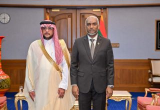 ސަޢޫދީ ޢަރަބިއްޔާގެ އައު ސަފީރު، އެމަނިކުފާނުގެ ސަފީރުކަމުގެ ފަތްކޮޅު ރައީސުލްޖުމްހޫރިއްޔާއަށް އަރުވައިފި