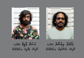 ފުވައްމުލަކުގައި ފުޅާދާއިރާއެއްގައި ޑްރަގްގެ ވިޔަފާރިކޮށް، މަނީލޯންޑާ ކުރާ ކަމަށް ފުލުހުން ތުހުމަތު ކުރާ އިސް ދެ މީހުން.---ފޮޓޯ: ޕޮލިސް
