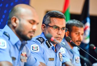 ބިންވެރިޔާ ސްކީމްގައި ނުހިމެނޭ ބަޔަކަށް ގޯތިތަކެއް ދީފައިވާ މައްސަލައިގެ ތަހުގީގާ ގުޅޭގޮތުން ފުލުހުން ބޭއްވި ނޫސްވެރިންގެ ބައްދަލުވުން/ ފޮޓޯ: މިހާރު