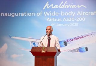 މޯލްޑިވިއަންގެ އެއާބަސް އޭ330 ގެނައުމަށް ބޭއްވި ރަސްމިއްޔާތުގައި ރައީސް މުއިއްޒު ވާހަކަފުޅު ދައްކަވަނީ -- ފޮޓޯ: ނިޝާން އަލީ| މިހާރު