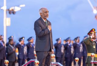 ދިވެހިރާއްޖޭގެ 61 ވަނަ މިނިވަން ދުވަހުގެ ދިދަ ނެގުމުގެ ރަސްމިއްޔާތުގެ ތެރެއިން. ފޮޓޯ: ރައީސް އޮފީސް