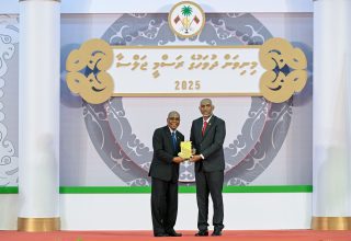 ޚާރިޖީ ޚިދުމަތުގެ އެންމެ މަތިވެރި ޝަރަފް، މ. މާހުރާ، އަޙްމަދު ސަލީމަށް އެރުވުން