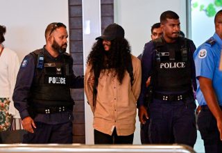 މަރުތޭލަކުން މީހެއްގެ ގައިގައި ޖެހި މައްސަލައިގެ ތުހުމަތަށް ފުލުހުން މިއަދު ވެލާނާ އެއާޕޯޓުން އަރީޝް ހައްޔަރު ކޮށްގެން ގެންދަނީ.---ފޮޓޯ: މިހާރު
