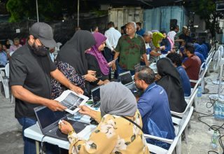މަސްދަޅު ހޯދަން މާލެ ސަރަހައްދުގައި މީހުން ކިޔުގައި: ފޮޓޯ/ މިހާރު