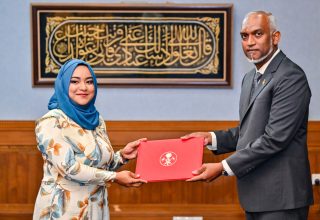 ވަޒީފާއާ ބެހޭ ޓްރައިބިއުނަލްގެ މެންބަރު ކަމަށް އައްޔަންކުރެއްވި ހިކުމާ އަހްމަދަށް މަގާމުގެ ލިޔުން ހަވާލުކުރައްވަނީ.-- ފޮޓޯ: ރައީސް އޮފީސް