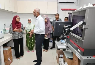 ރައީސް މުއިއްޒު ތެލެސީމިއާ ސެންޓަރަށް ވަޑައިގެން އެ ތަނުގެ މައްސަލަތަކުގެ މައުލޫމާތު އޮޅުން ފިލުއްވަނީ.---ފޮޓޯ: ރައީސް އޮފީސް