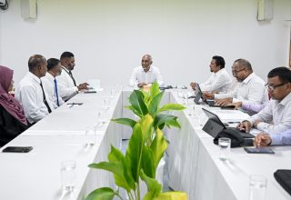 ރައީސް މުއިއްޒު ފެރިދޫ ކައުންސިލާއެކު ބޭއްވި ބައްދަލުވުމުގެ ތެރެއިން