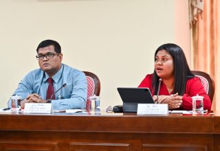 މާލިއްޔަތު ކޮމިޓީގެ ބައްދަލުވުމުގައި ޕެންޝަން އޮފީހުގެ ސީއީއޯ ޝުޖާތާ ވާހަކަ ދައްކަވަނީ.-ފޮޓޯ:  މިހާރު