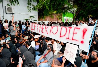މާލޭގެ އިމާރާތަކުން ވެއްޓުނު ހައްވާ ޔުމްނު ރަޝީދަށް އިންސާފު ގާއިމްކޮށްދިނުމަށް ގޮވާލައި ޒުވާނުން ކުރި މުޒާހަރާ.-- ފޮޓޯ: ނިޝާން އަލީ | މިހާރު