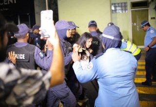 ރޭގެ މުޒާހަރާ ރޫޅާލައި، އެ މުޒާރާގައި އުޅުނު އާއިޝަތު ޝިމަން ހައްޔަރުކުރަނީ.