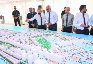 ހުޅުމާލޭގެ "ރިވައިޒްޑް މާސްޓަޕްލޭން" އިފްތިތާހުކުރުމަށް ބޭއްވި ރަސްމިއްޔާތުގައި ހުޅުމާލޭގެ ތުރީޑީ މޮޑެލްއެއް ދައްކާލަނީ.-- ފޮޓޯ: ފަޔާޒް މޫސާ | މިހާރު