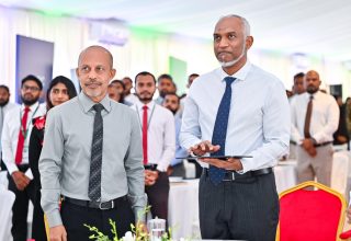 ހުޅުމާލޭގެ "ރިވައިޒްޑް މާސްޓަޕްލޭން" އިފްތިތާހުކުރުމަށް ބޭއްވި ރަސްމިއްޔާތުގައި ރައީސް ޑރ. މުހައްމަދު މުއިއްޒު އެ ޕްލޭން އިފްތިތާހުކޮށްދެއްވަނީ.-- ފޮޓޯ: ފަޔާޒް މޫސާ | މިހާރު