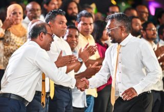 ކުރީގެ ރައީސް މުހައްމަދު ނަޝީދާއސި، އެމްޑީޕީގެ ކުރީގެ ޗެއާޕާސަން ފައްޔާޒް އިސްމާއިލް -- ފޮޓޯ: މިހާރު