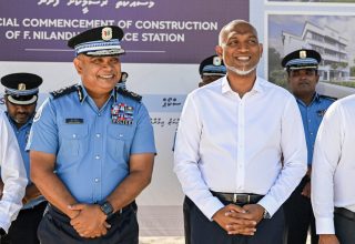 ރައީސުލްޖުމްހޫރިއްޔާ ޑރ. މުހައްމަދު މުއިއްޒާއި، ޕޮލިސް ކޮމިޝަނަރ އިސްމާއިލް ނަވީން/ ފޮޓޯ: ރައީސް އޮފީސް