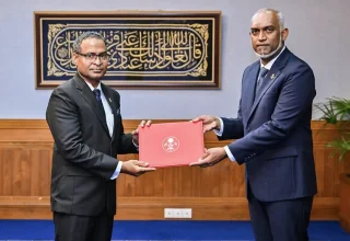އުއްތަމަ ފަނޑިޔާރު ކަމަށް އަބްދުލްޣަނީ އައްޔަންކުރައްވައި މަގާމުގެ ފަތްކޮޅު، ރައީސް ޑރ. މުހައްމަދު މުއިއްޒު ހަވާލުކޮށްދެއްވަނީ. -- ފޮޓޯ | ރައީސް އޮފީސް