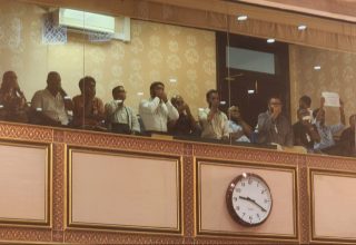 ނޫސްވެރިން މަޖިލީހުގައި  އިހުތިޖާޖު ކުރަނީ