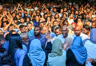 ޕީއެންސީން ބޭއްވި ޖަލްސާއަށް ރައީސް މުއިއްޒު ވަޑައިގަތުމުން އެ މަނިކުފާނުގެ ސަޕޯޓަރުން މަރުހަބާ ދަންނަވަނީ .---ފޮޓޯ: ފަޔާޒު މޫސާ | މިހާރު