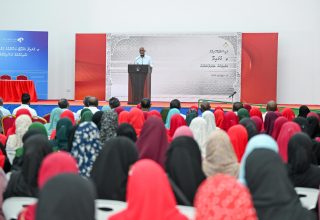 ރައީސުލްޖުމްހޫރިއްޔާ ޑރ. މުހައްމަދު މުއިއްޒު ގުރައިދޫގެ ރައްޔިތުންނާއި ބައްދަލު ކުރައްވަނީ. : ފޮޓޯ ރައީސް އޮފީސް