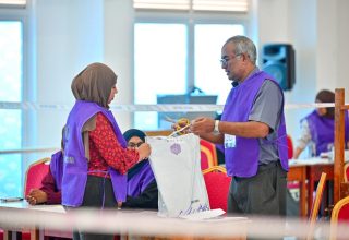ވޯޓުލާ މަރުކަޒުގައި އިލެކްޝަންސް ކޮމިޝަންގެ އޮފިޝަލުން ހަރަކާތްރިވަނީ.---ފޮޓޯ: ނިޝާން އަލީ| މިހާރު