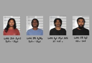 އެއާޕޯޓުން ޑޮލަރު ފޭރުނު މައްސަލައިގައި ހައްޔަރުކުރި ހަތަރު މީހުން.-- ފޮޓޯ: ޕޮލިސް