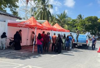 ފެން ހޯދުމަށް ފުވައްމުލަކުގައި ބަޔަކު ކިއުގައި ޖެހިފައި.