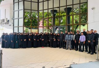 މުސާރަ ކުޑަވި ކަމަށް ބުނެ ނުރުހުން ފާޅުކުރުމުގެ ގޮތުން ޖުޑިޝަރީގައި މަސައްކަތްކުރާ މުވައްޒަފުން މިއަދު އޮފީހަށް ނުކުތީ ކަޅު ހެދުމުގައި.