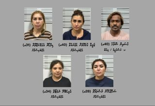 ހަށި ވިއްކައި މަސްތުވާތަކެތި ވިއްކާކަމުގެ ތުހުމަތަށް ހިޔާ ޓަވަރަކުން ހައްޔަރު ކުރި މީހުން.- ފޮޓޯ: ޕޮލިސް