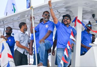 މަސްވެރިންގެ މުޒާހަރާގެ ބައިވެރިންގެ ބަންދުގައި ބައިތިއްބާފައިވަނީ ގާނޫނާއި ހިލާފަށް ކަމަށް އެމްޑީޕީން ބުނެފި ފޮޓޯ: ފަޔާޒު މޫސާ| މިހާރު ---
