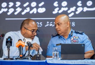 ހޯމް މިނިސްޓްރީން މިއަދު ބޭއްވި ނޫސްވެރިންގެ ބައްދަލުވުމުގައި ސީޕީ އިސްމާއިލް ނަވީނާއި ހޯމް މިނިސްޓަރު އަލީ އިހުސާން ވާހަކަ ދައްކަވަނީ/ ފޮޓޯ: މިހަރު