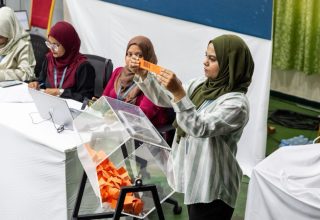 ހުޅުމާލެ ފޭސް ތިނަކުން ގޯތި ލިބިފައިވާ މީހުންގެ ގުރުއަތުލުން ކަލާފާނު ސްކޫލްގެ ހޯލުގައި މިއަދު ކުރިއަށް ގެންދަނީ.---ފޮޓޯ: ނިޝާން އަލީ| މިހާރު