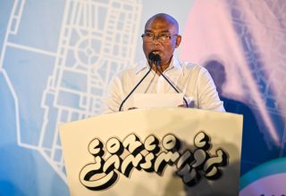 ޖަލްސާގައި މޫސާ އަލީ ޖަލީލް ވާހަކަ ދައްކަވަނީ ފޮޓޯ: މިހާރު - ފަޔާޒް މޫސާ