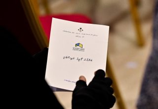 ގިރާވަރުފަޅުން ގޯތި ލިބުނު މީހުންގެ މެދުގައި މިއަދު ބާއްވާ ގުރުއަތުލުމަށް ދިޔަ މީހަކު އޭނާގެ ގޯތީގެ ރަޖިސްޓަރީ ހިފައިގެން/ ފޮޓޯ: މިހާރު