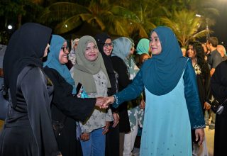 ޕީއެންސީގެ އަންހެނުންގެ ގޮފިން ބޭއްވި މާހެފުމަށް ފަސްޓް ލޭޑީ ވަޑައިގަތުމުން މަރުހަބާ ދަންނަވަނީ/ ފޮޓޯ: ޕީއެންސީ