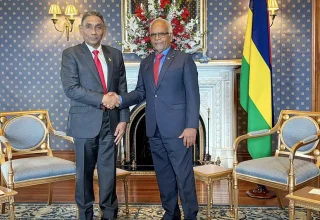 ރާއްޖޭން މޮރިޝަސްއަށް ކަނޑައެޅި ނޮން-ރެޒިޑެންޓް ސަފީރު މަސްއޫދު އިމާދު، މޮރިޝަސްގެ ރައީސަށް ފަތްކޮޅު އަރުވަނީ. --ފޮޓޯ: ފޮރިން މިނިސްޓްރީ