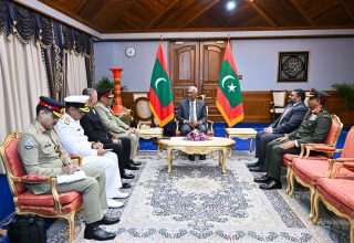 ޕާކިސްތާނުގެ ޖޮއިންޓް ޗީފްސް އޮފް ސްޓާފް ކޮމިޓީގެ ޗެއަރމަން، ރައީސުލްޖުމްހޫރިއްޔާގެ އަރިހަށް އިޙުތިރާމުގެ ޒިޔާރަތެއް ކުރެއްވުން/ ފޮޓޯ: ރައީސް އޮފީސް