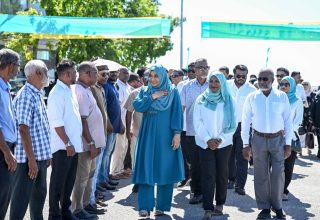 މެޑަމް ސާޖިދާ، ގދ. ތިނަދޫއަށް ވަޑައިގަތުމުން މަރުހަބާ ކިޔަނީ.-- ފޮޓޯ: ޕީއެންސީ