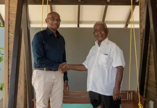 މާލޭގެ މޭޔަރު ކަމަށް ވާދަކުރައްވާ މޫސާ އަލީ ޖަލީލް އަދި ވިޔަފާރިވެރިޔާ މުހައްމަދު މޫސާ (އުއްޗު) މިއަދު ބައްދަލުކުރައްވައި ސަލާމް ކުރައްވަނީ.